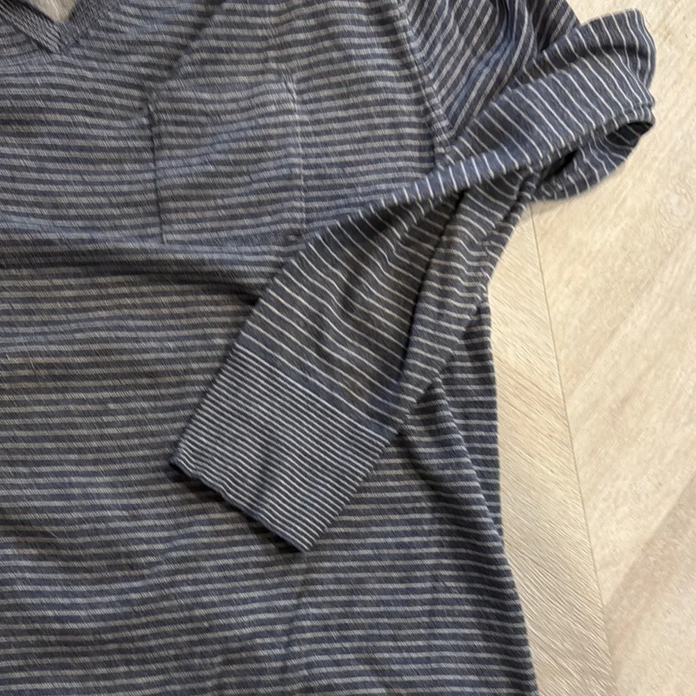 Gray V-Neck Sweater with Ribbed Texture - Picture 6 of 8